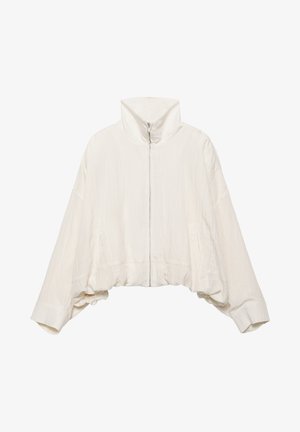 Hvid cropped jakke med høj krave, lange brede ærmer, frontlynlås og samlede kantdetaljer.