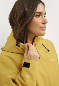 Áhkká SHELL W - Let jakke / Sommerjakker - dunkelgelb