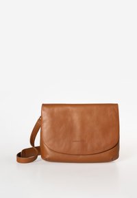 Braune Leder-Crossbody-Tasche mit einem Klappenverschluss, glatter Textur und verstellbarem Tragen. Sie verfügt über ein geprägtes Branding auf der Vorderseite.