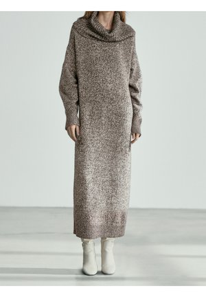 Robe longue à manches longues en maille aux nuances marron et crème, avec un col bénitier et des poignets côtelés, offrant une coupe décontractée arrivant au milieu du mollet.