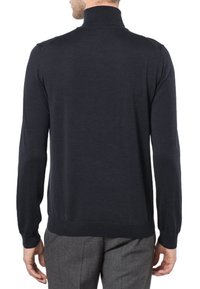 Dunkelblauer Pullover mit hohem Kragen, langen Ärmeln und gerippten Bündchen, aus weichem, strukturiertem Material gefertigt. Schlichtes Rückendesign.