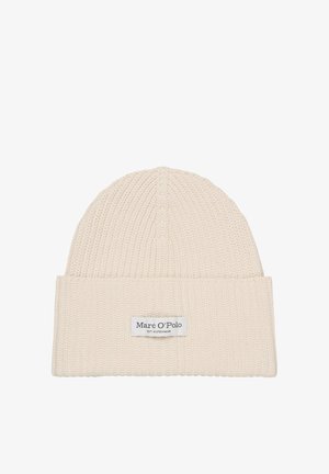 Bonnet tricoté crème avec bordure repliée, comportant une étiquette cousue avec la marque. La texture est côtelée, offrant un aspect doux.