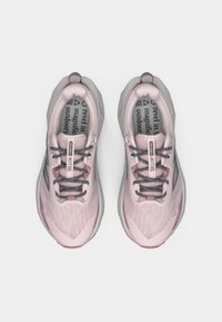 Rozā āra sporta apavi ar teksturētu acs augšdaļu, pelēkām akcentiem un kontrastējošām kurpju šņorēm, iekšzoles ar iespiestu tekstu.