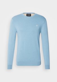 Pull bleu clair à manches longues avec col rond, petit logo blanc sur la poitrine gauche, poignets et ourlet côtelés, présenté sur fond blanc.