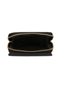 Cartera de cuero negro abierta con cremallera dorada, mostrando compartimentos interiores vacíos.