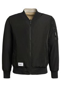 Jachetă bomber neagră cu fermoar în față, manșete și guler ribb, buzunare laterale și etichetă la tiv. Are un material din nylon neted și un design minimalist.