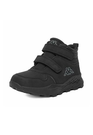 Sort høj top sneaker med to velcrolukninger, tekstureret gummisål og lille reflekterende logo på siden og tungen.