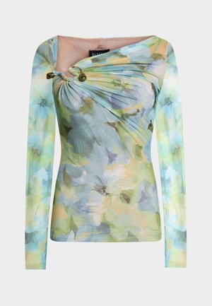 Hosszú ujjú, testhezálló felső pasztell virágmintával, aszimmetrikus nyakkivágással, amelyet a bal vállnál két zöld gyöngy díszít.