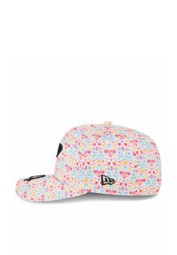 Bunte Snapback-Kappe mit floralen und schwingenden Mustern in Pink, Gelb und Blau, mit schwarzen Akzenten und einem gebogenen Schirm.