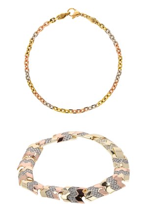 Twee armbanden; één smalle driekleurige ketting met kreeftenklauwsluiting, één bredere met gouden, roségouden en diamantpatroon schakels.