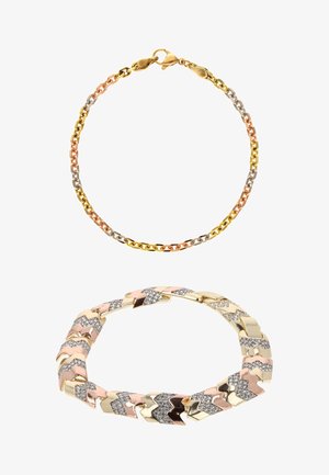 Due braccialetti; uno sottile a catena tricolore con chiusura a moschettone, l'altro più largo con maglie in oro, oro rosa e motivo a diamanti.