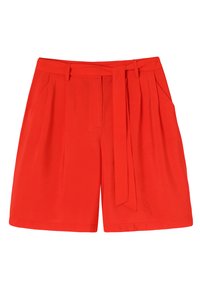 Rode shorts met een gladde textuur, geplooide voorkant, zijzakken en een bijpassende strikceintuur. Het ontwerp heeft een relaxte fit en een middellange lengte.
