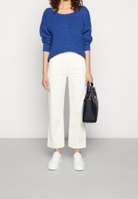 Cream Stickad tröja - blue