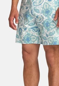 Vízifelsőrövidnadrág világoskék paisley mintával fehér háttéren, rugalmas derékpánttal és állítható zsinórral.