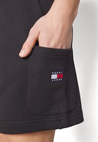 Tommy Jeans BADGE CARGO  - Tracksuit bottoms - black