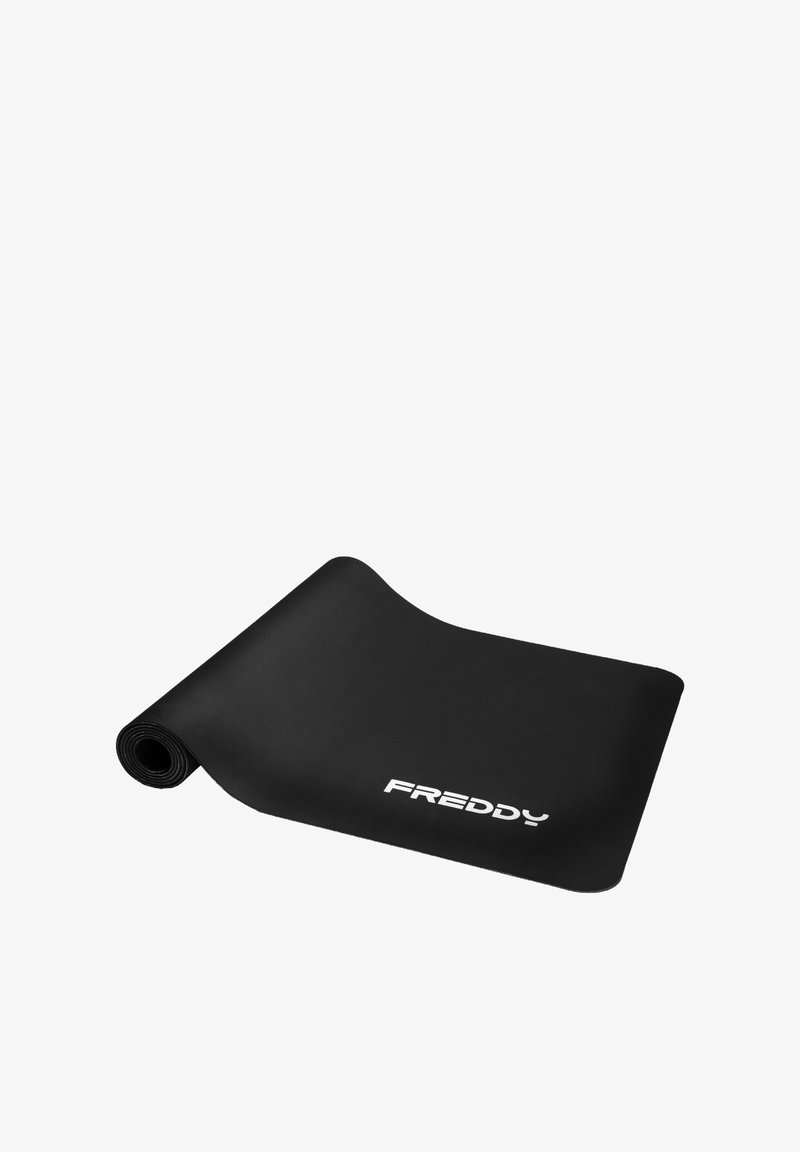 Tapis de yoga noir en matériau durable, avec une texture lisse et un design enroulé. Le mot "FREDDY" est imprimé en blanc.