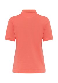 Polo shirt corallo con maniche corte e colletto classico. Realizzato in tessuto morbido con orlo pulito e senza motivi o decorazioni visibili.