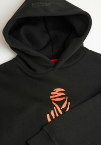 Czarna bluza z kapturem z pomarańczowym, abstrakcyjnym wzorem na przodzie, wykonana z miękkiego materiału, z żebrowanymi mankietami i logo na kapturze.