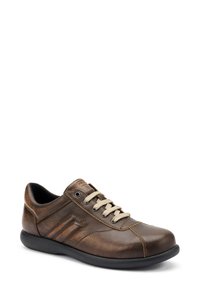 Sneaker en cuir marron avec un bout rond, des lacets beiges, une semelle en caoutchouc noire et des détails de couture subtils. Comprend des bandes latérales pour des accents.