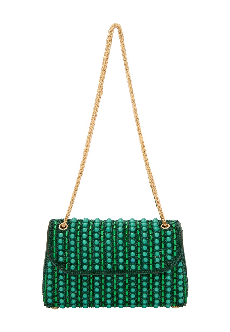 Grüne Perlenhandtasche mit einem goldenen Kettenriemen, rechteckiger Form und texturierter Oberfläche mit abwechselnden Mustern aus dunkel- und hellgrünen Perlen.
