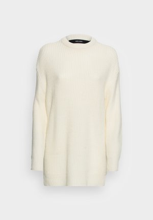 Kremfarvet ribstrikket langærmet sweater med rund hals og afslappet pasform, vist på ensartet lysegrå baggrund.