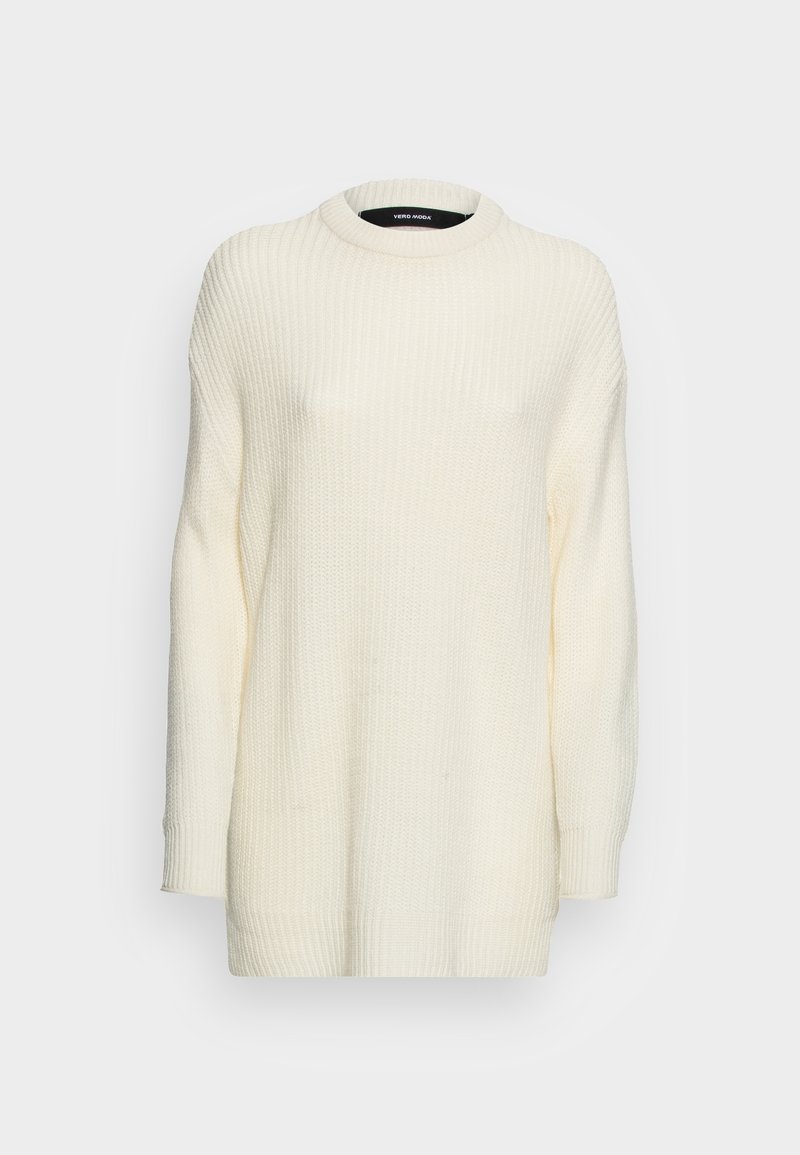 Pull à manches longues en maille côtelée de couleur crème, col rond et coupe décontractée, présenté sur un fond gris clair uni.
