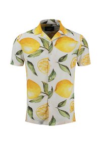 Camisa de botones blanca de manga corta con un patrón de limones y hojas verdes, que presenta grandes limones enteros y cortados.