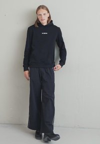 Han Kjøbenhavn BASIC LOGO HOODIE UNISEX - Kapucnis pulóver - black