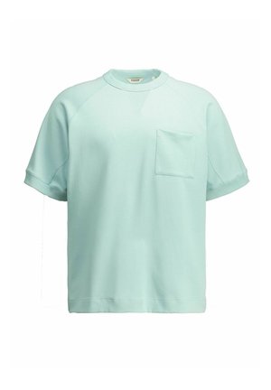 Lichtblauw T-shirt met korte mouwen en ronde hals, voorzien van een borstzak en een ontspannen pasvorm.