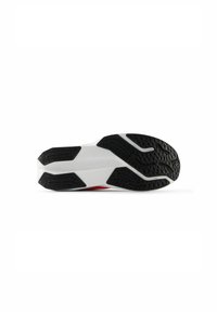 Suela de goma negra con patrones de agarre texturizados; entresuela blanca con acentos rojos; forma aerodinámica y elegante para calzado deportivo.