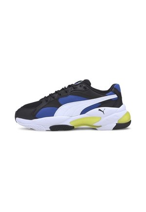 Baskets de sport Puma noires, bleues, blanches et jaunes avec un design à lacets et logo sur le côté, présentées sur fond blanc.