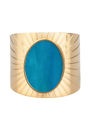 Breites Goldarmband mit eingravierten, strahlenförmigen Linien und einem großen ovalen Türkis-Stein in der Mitte.