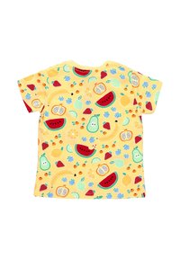 Keltainen lyhythihainen T-paita, jossa on toistuva hedelmäkuvio, joka sisältää vesimeloonia, mansikoita, sitruunoita ja puhveleita eri väreissä.