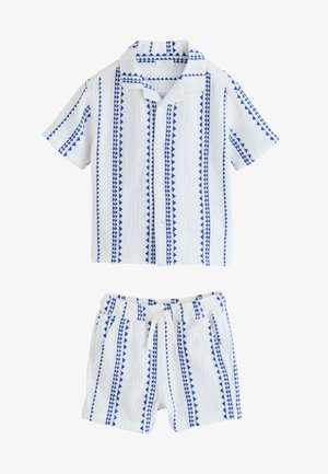Set s kratkim rukavima i šortsevima; bijela tkanina s plavim geometrijskim uzorcima; košulja na gumb; elastična talija sa vezicom.