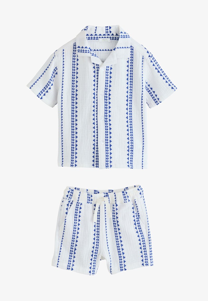 Zestaw z krótkim rękawem: koszula na guziki i szorty; biała tkanina z niebieskimi wzorami geomtrycznymi; elastyczny pas z sznurkiem.