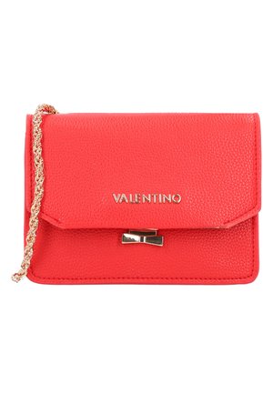 Pochette Valentino rouge texturée avec une bandoulière chaîne dorée et un petit nœud doré sur le rabat avant.