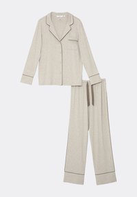 Ensemble de pyjama gris clair en tissu doux. Comprend un haut à boutons avec une poche poitrine et un pantalon assorti avec une taille élastique et des bordures contrastantes.