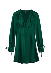 Robe en satin vert avec un décolleté en V, des manches bouffantes longues avec des liens aux poignets, et une silhouette drapée, avec un détail de taille cintrée.