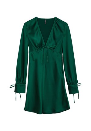 Abito in satin verde con scollo a V, lunghe maniche a palloncino con lacci ai polsi e silhouette drappeggiata, caratterizzato da un dettaglio in vita affusolato.