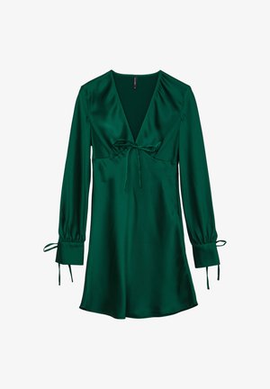 Robe en satin vert avec un décolleté en V, des manches bouffantes longues avec des liens aux poignets, et une silhouette drapée, avec un détail de taille cintrée.
