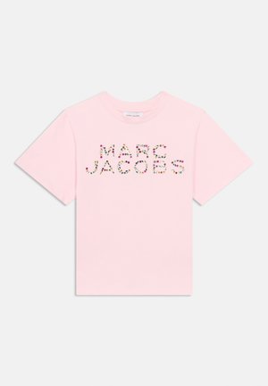 Rózsaszín pamut rövid ujjú póló, "MARC JACOBS" felirattal, amely többszínű virágmintás betűkkel díszített. Kerek nyakkivágású, minimalista stílusú.