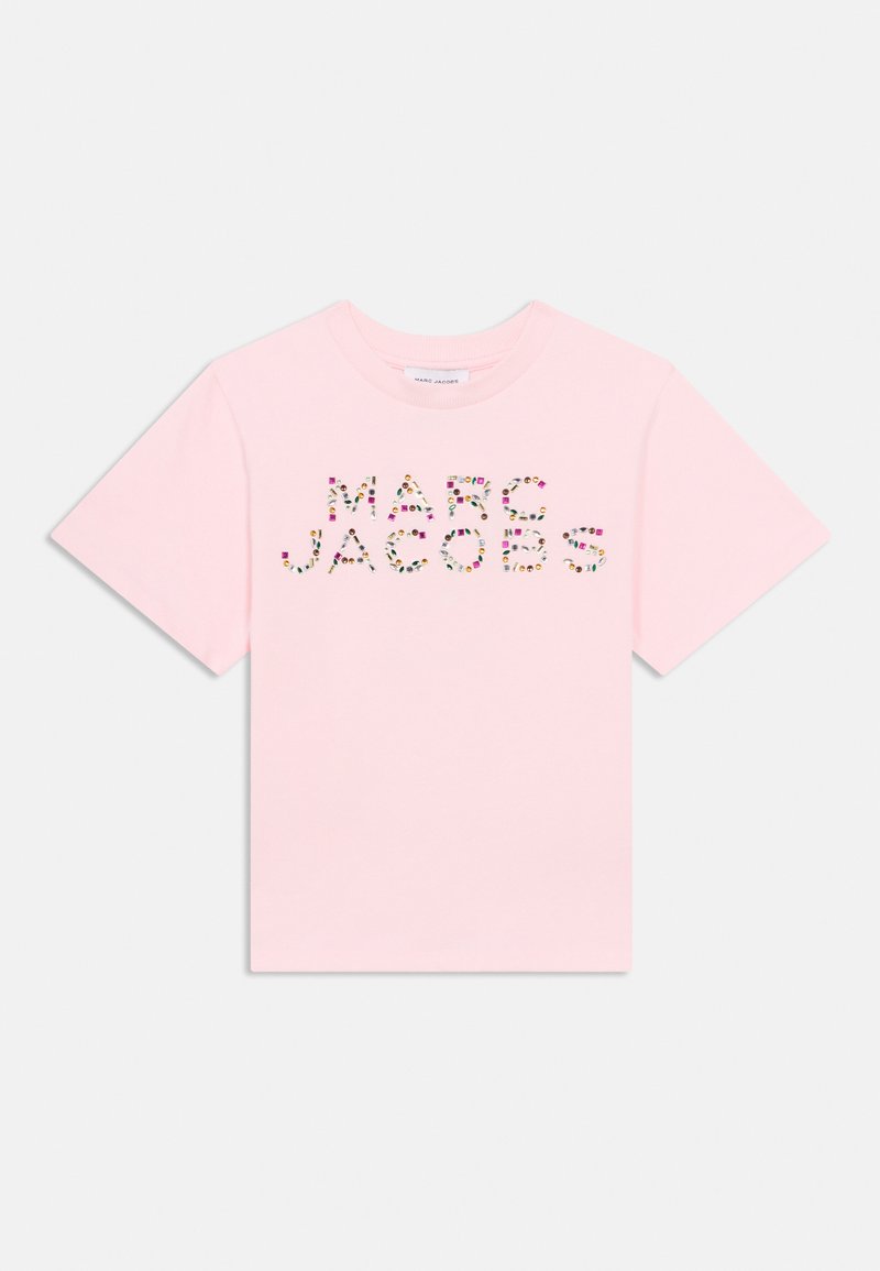 Ροζ βαμβακερό t-shirt με κοντά μανίκια, στολισμένο με το "MARC JACOBS" σε γράμματα με πολύχρωμο φλοράλ σχέδιο. Στρογγυλή λαιμόκοψη, μινιμαλιστικό στυλ.