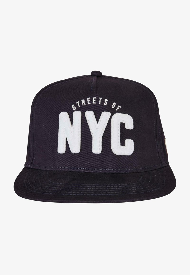 Schwarze Baseballkappe mit auffälliger weißer Schrift "STREETS OF NYC" auf der Vorderseite. Flacher Schirm und glatte Stoffstruktur.