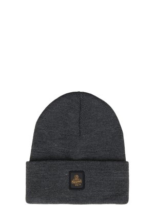 Berretto lavorato a maglia grigio scuro con risvolto. Presenta una finitura testurizzata e una patch quadrata con logo marrone contenente un'icona e il nome del marchio.