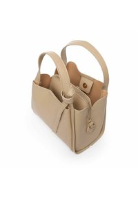 Borsa a spalla in pelle beige con due manici corti, apertura superiore e scomparto interno con zip. Texture liscia e design minimalista.