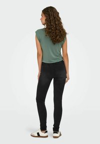 ONLY NORMAL GESCHNITTEN U-BOOT AUSSCHNITT  - Camiseta básica - laurel wreath