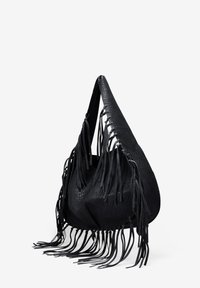 Bolso hobo de cuero negro con una superficie texturizada, que presenta largas borlas de cuero a lo largo del costado y una sola correa para el hombro.