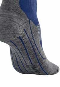 Grå och blå strumpa med ribbat mönster, med förlängda blå ränder och förstärkt häl. Mångtondesignen ökar det visuella intresset.