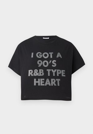 Fekete, pamutból készült, cropped póló, amelyen strasszkövekből készült felirat található: "90-es évek R&B típusú szívem van." Rövid ujjak és kerek nyakú.