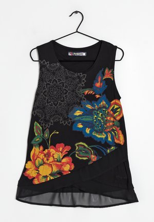 Černý dámský top bez rukávů s asymetrickým lemem, zdobený barevnými velkými květinovými a mandalovými motivy, visící na černém ramínku.